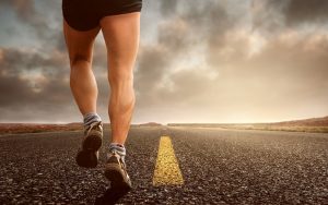 Fotografija tekaških nog na cesti brez konca - maraton