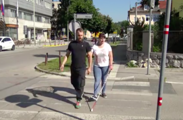 vodenje slepega čez prehod za pešce