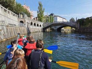 Veslanje po Ljubljanici - pogled na Tromostovje